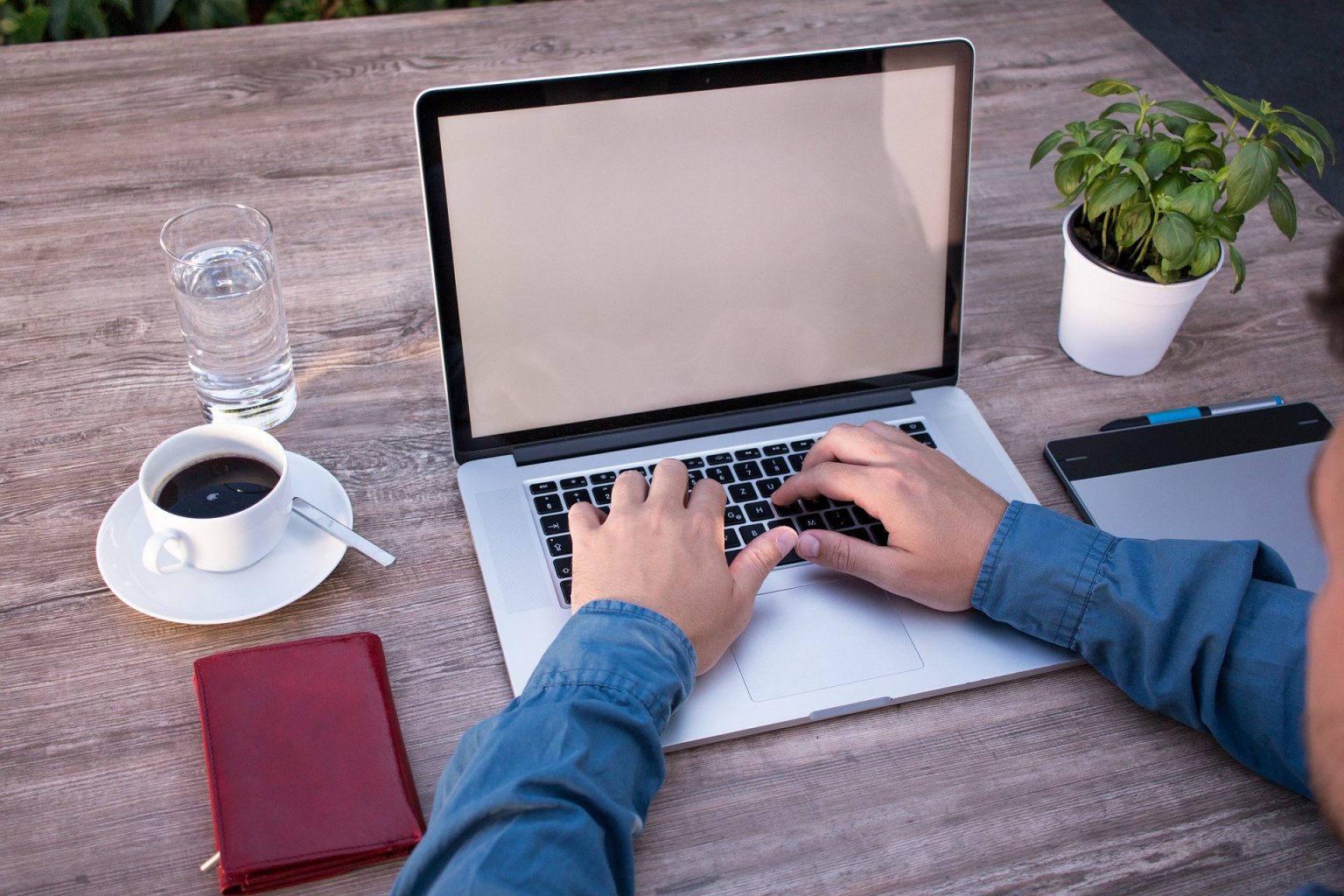 home-office-2452806_1920-1536x1024