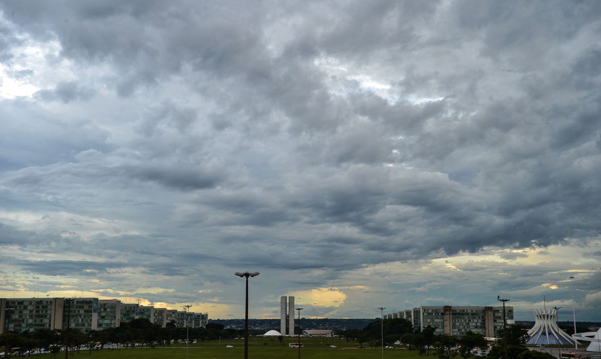 Brasília com Sol e  muitas nuvens, pancadas de chuva à tarde e à noite
