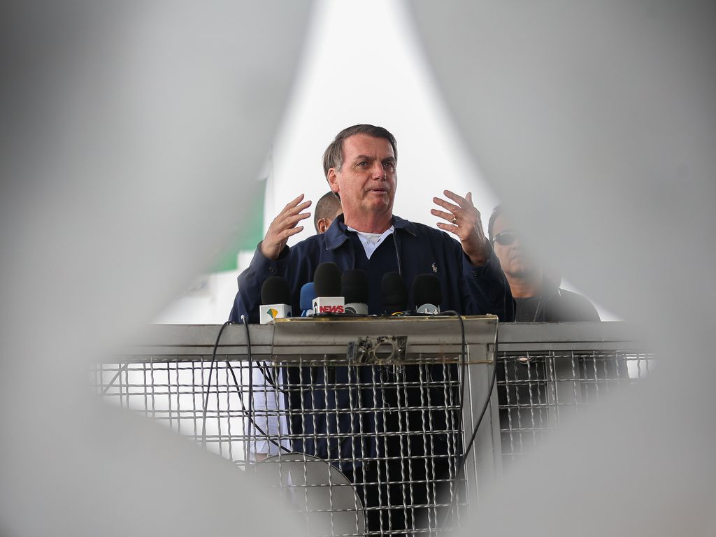 Presidente Jair Bolsonaro cumprimenta populares  no Palácio da Alvorada