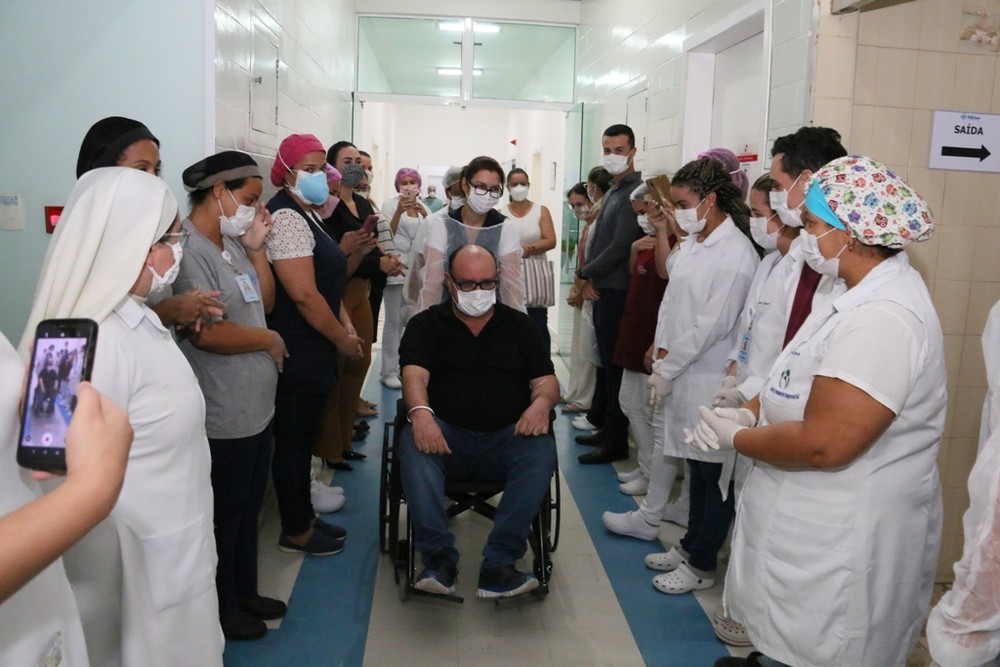 Paciente-deixa-hospital-após-se-curar-da-Covid-19