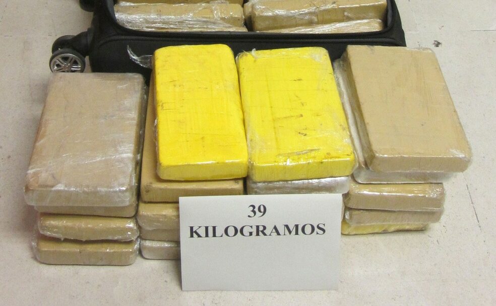 Mala-e-39-quilos-de-cocaína-que-foram-apreendidas-com-militar-preso-na-Espanha-e1616670462769