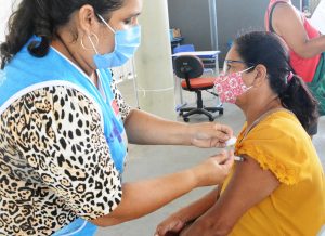 COVID_VACINACAO_CENTRO_CULTURAL_FOTOS_KLEIDE_TEIXEIRA_13-300x218