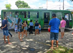 onibusvacinacao_covid19_foto_dayseeuzebio-38-300x218