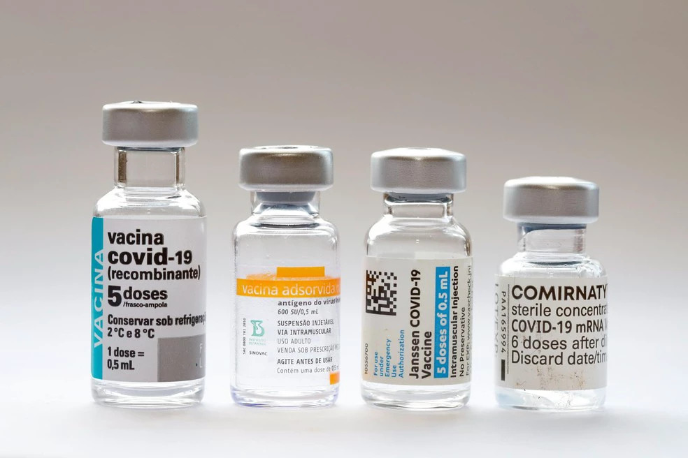 Frasco-das-vacinas-da-AstraZeneca-CoronaVac-Janssen-e-Pfizer (1)