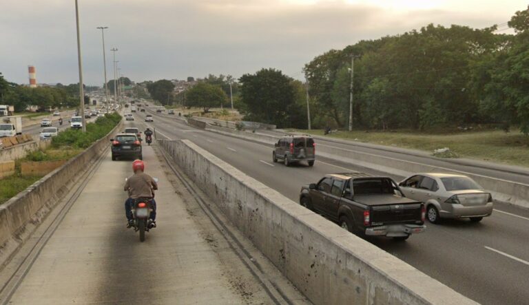 Carros-e-motos-no-trânsito-da-Avenida-Brasil-768x443