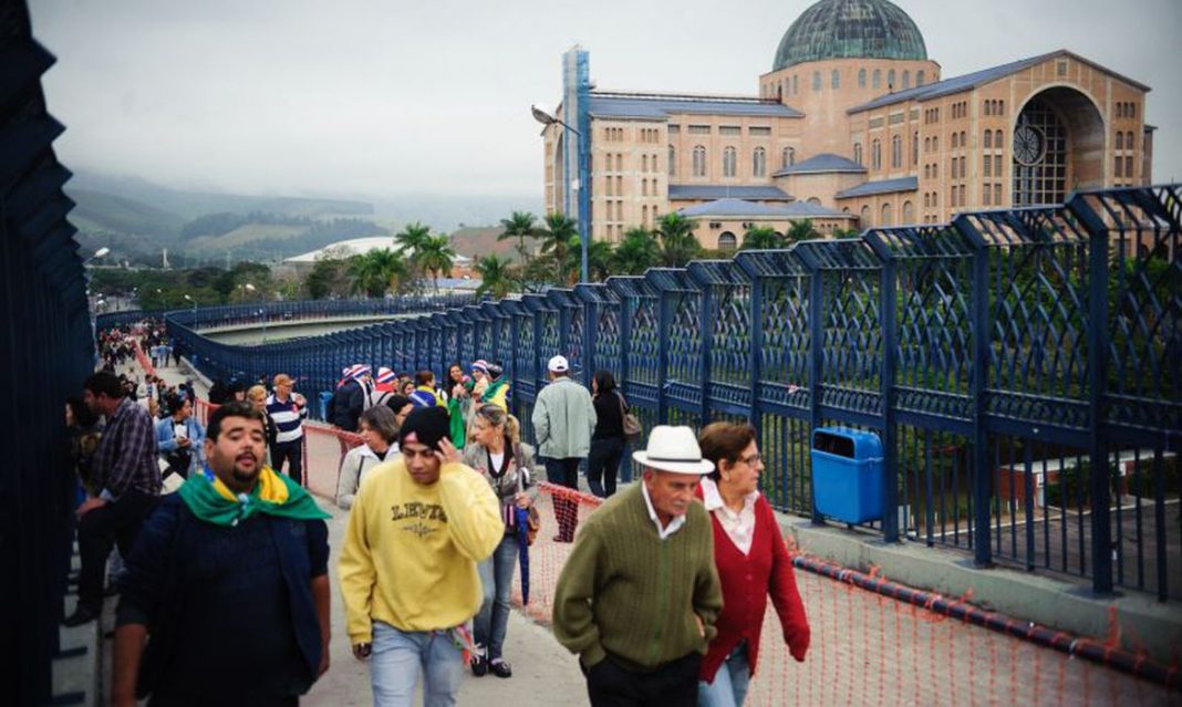 fieis_visitam_a_basilica_do_santuario_de_nossa_senhora_aparecida