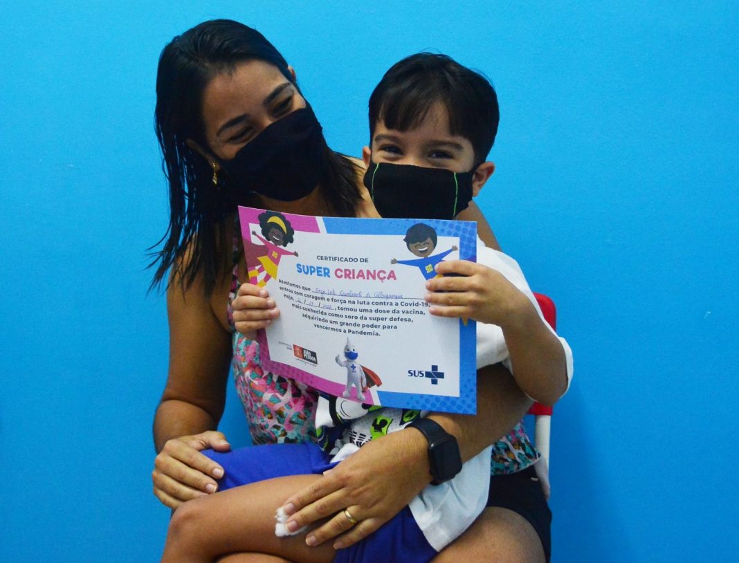 vacinacaocovid19_criancas3e4anos_foto_dayseeuzebio-4-1536x1170