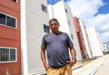 Prefeitura entrega título de posse de apartamentos do Residencial Quilombola e moradores celebram realização do sonho da casa própria