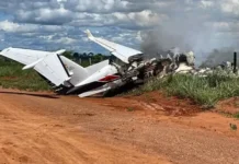 Avião com deputado e vereador faz pouso forçado e pega fogo