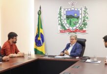 João Azevêdo recebe representantes dos professores e técnicos administrativos que celebram reajuste salarial de 10% e PCCR