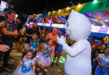 Zé Gotinha participa do Muriçoquinhas do Miramar levando alegria e mensagem sobre vacinação aos foliões