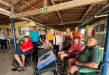 Primeira-dama do Estado faz entrega de cadeiras de rodas para idosos da Vila Vicentina