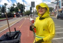Emlur homenageia agentes de limpeza com entrega de rosas durante o trabalho
