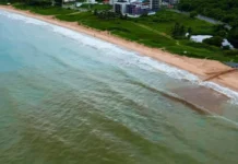 Mancha escura e com cheiro forte volta a aparecer no mar entre João Pessoa e Cabedelo